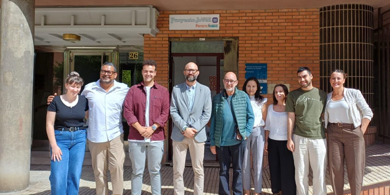 El subdelegado del Gobierno en León conoce la labor y las necesidades de Proyecto Joven Proyecto Hombre durante una visita institucional